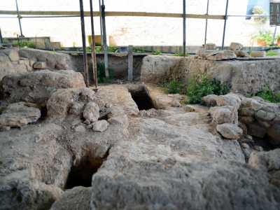 Sulla superficie sono visibili anche delle fessure all�interno della roccia...